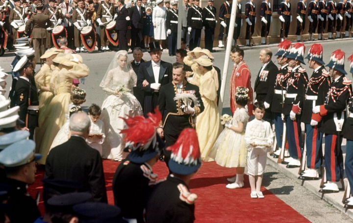 Cea mai spectaculoasa tinuta a tuturor timpurilor. Cum arata rochia purtata de Grace Kelly, cusuta de 36 de croitorese - FOTO