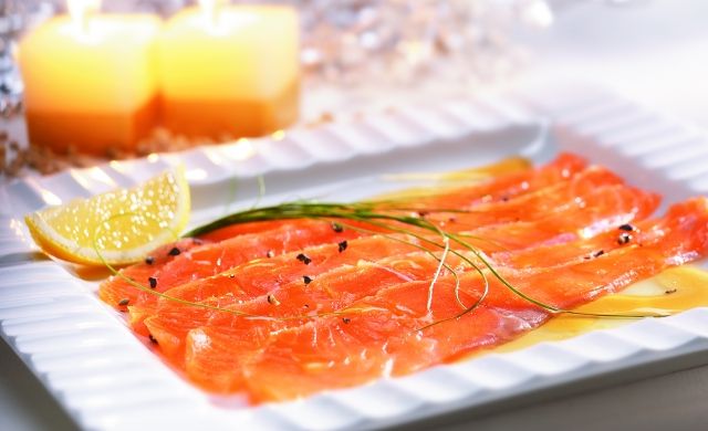 Somon marinat cu lamaie, un aperitiv usor de preparat Somon marinat cu lamaie, un aperitiv usor de preparat