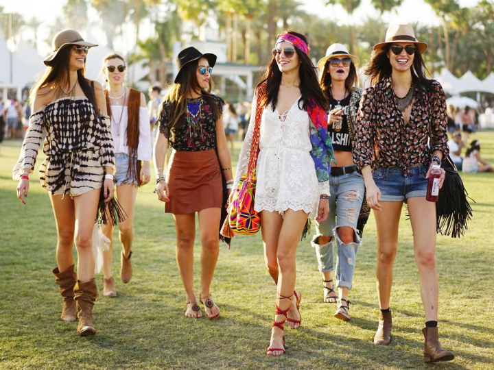 Festivalul Coachella, cu tinute in stil hippie si boho-chic: Cum s-au imbracat vedetele de la Hollywood - FOTO Festivalul Coachella, cu tinute in stil hippie si boho-chic: Cum s-au imbracat vedetele de la Hollywood - FOTO