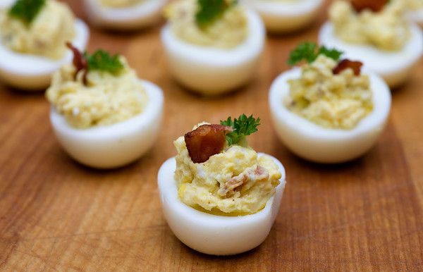 Oua umplute cu bacon si branza Cheddar Oua umplute cu bacon si branza Cheddar