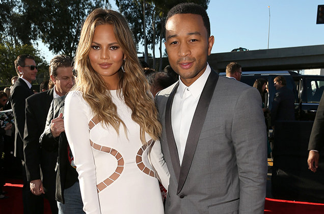E combinatia perfecta intre Chrissy Teigen si John Legend. Cat de simpatica e Luna, fetita de 7 zile a celor doi
