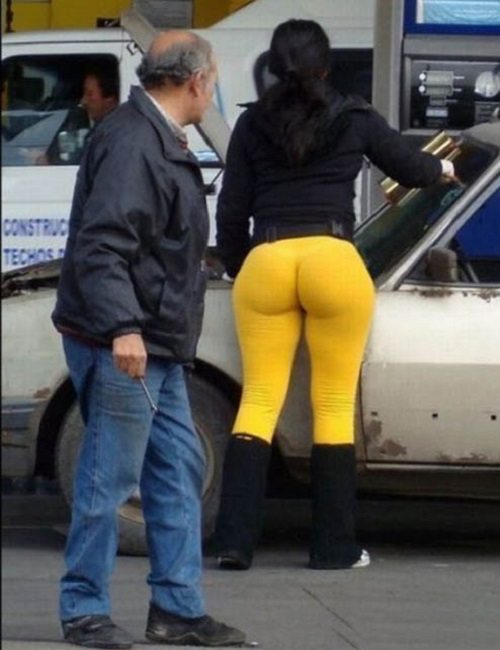 Cum sa NU te imbraci primavara! Tinute ridicole, surprinse de un fotograf, pe strazile din Moscova - FOTO Cum sa NU te imbraci primavara! Tinute ridicole, surprinse de un fotograf, pe strazile din Moscova - FOTO