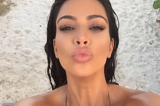 Hainele-s prea mici pentru sanii imensi ai lui Kim Kardashian! Pozele care au facut inconjurul Internetului - FOTO Hainele-s prea mici pentru sanii imensi ai lui Kim Kardashian! Pozele care au facut inconjurul Internetului - FOTO