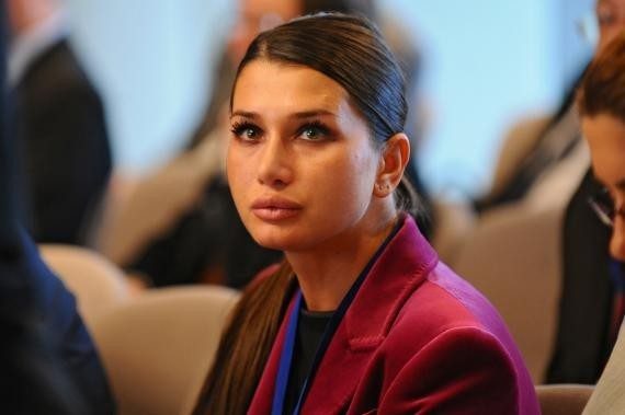 Elena Basescu face doar ce vrea la munca. Colegii spun ca sta la salonul de frumusete in timpul programului! Elena Basescu face doar ce vrea la munca. Colegii spun ca sta la salonul de frumusete in timpul programului!