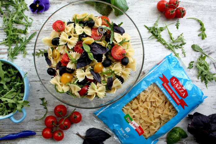 Salata de paste farfalle cu rosii si masline Salata de paste farfalle cu rosii si masline