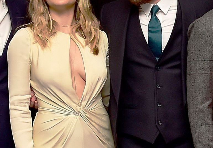 Nu s-a putut abtine sa nu se uite la decolteul ei! Vezi ce actori renumiti au fost surprinsi intr-un moment haios - FOTO Nu s-a putut abtine sa nu se uite la decolteul ei! Vezi ce actori renumiti au fost surprinsi intr-un moment haios - FOTO