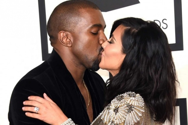 "Pana si mama m-a sunat!" Ce a marturisit Kim in legatura cu imaginile sexy cu Kanye pe care le-a postat pe internet "Pana si mama m-a sunat!" Ce a marturisit Kim in legatura cu imaginile sexy cu Kanye pe care le-a postat pe internet