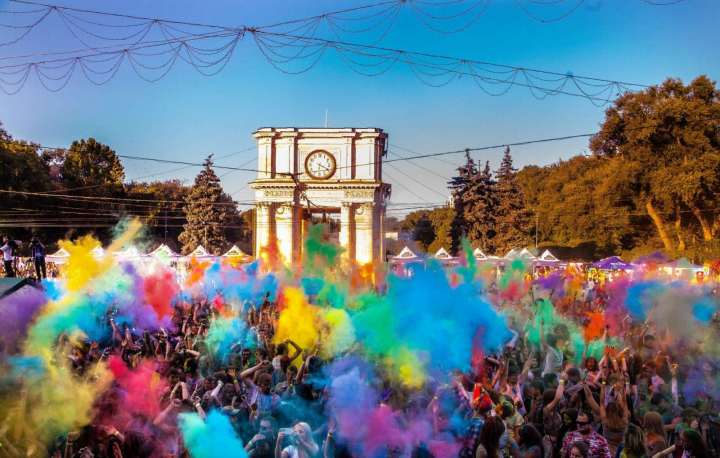 Cel mai colorat si cel mai nebun festival din acest an. Vezi cum s-au distrat sute de tineri in centrul Capitalei - VIDEO