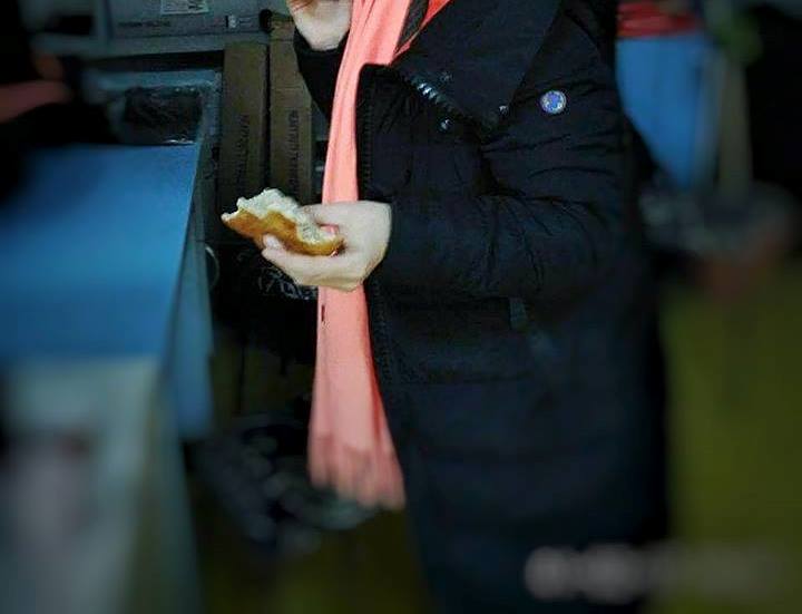 O vedeta de la noi, surprinsa mancand "beleas". Cine din interprete isi permite asa ceva - FOTO O vedeta de la noi, surprinsa mancand "beleas". Cine din interprete isi permite asa ceva - FOTO
