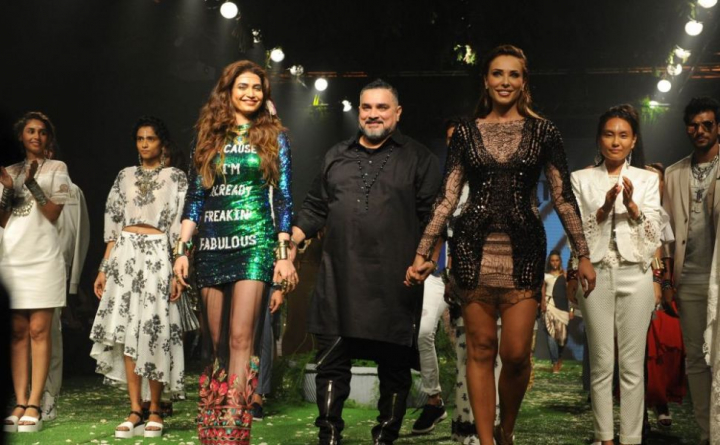 Iulia Vantur a defilat la Saptamana Modei de la Mumbai. Vezi cum se descurca romanca in calitate de model - FOTO