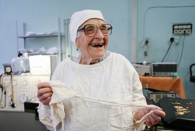 A reusit sa uimeasca lumea medicala! O doctorita de 90 de ani inca face cate 4 operatii pe zi A reusit sa uimeasca lumea medicala! O doctorita de 90 de ani inca face cate 4 operatii pe zi