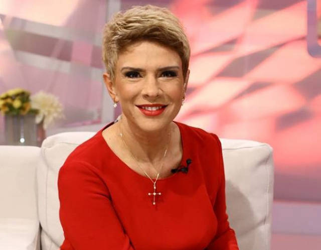 Ascensiunea lui Teo Trandafir. De la vanzatoare la taraba la regina audientelor TV Ascensiunea lui Teo Trandafir. De la vanzatoare la taraba la regina audientelor TV