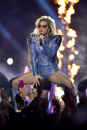 Lady Gaga a facut senzatie la Super Bowl 2017! Prestatia artistei a generat 5,1 milioane de mesaje pe Twitter - FOTO Lady Gaga a facut senzatie la Super Bowl 2017! Prestatia artistei a generat 5,1 milioane de mesaje pe Twitter - FOTO