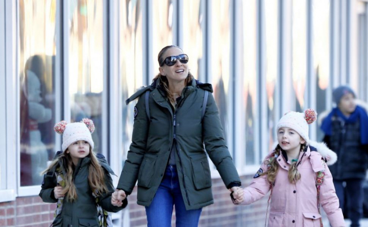 Gemenele actritei Sarah Jessica Parker, adorabile la o plimbare cu mama lor. Sunt cele mai stilate fetite din New York - FOTO