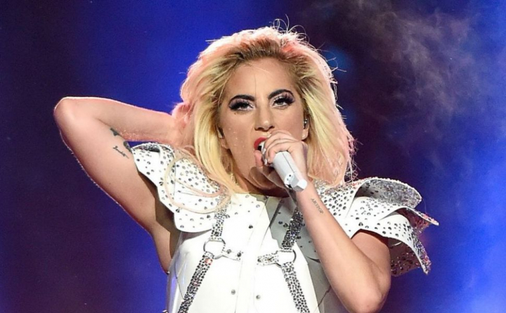 Acuzata ca a aparut pe scena cu burta si colacei. Ce raspuns le-a dat Lady Gaga criticilor ei - FOTO Acuzata ca a aparut pe scena cu burta si colacei. Ce raspuns le-a dat Lady Gaga criticilor ei - FOTO