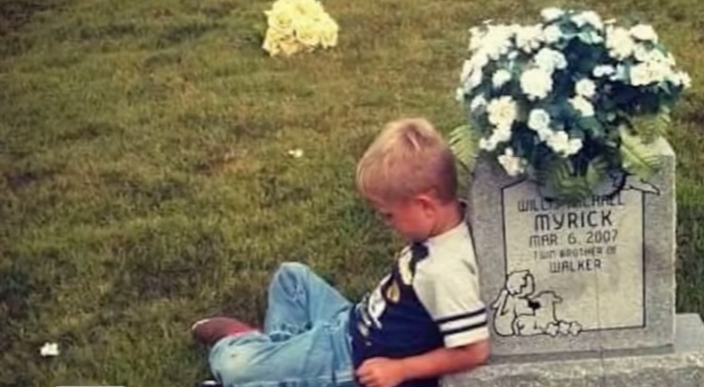 Imaginea cu acest baietel s-a viralizat imediat. De ce sta lipt de o piatra funerara si povesteste ce a mai facut
