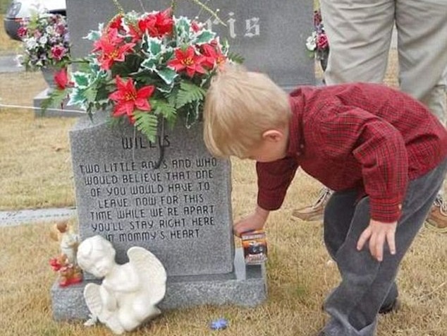 Emotionant pana la lacrimi. Motivul pentru care un baietel isi viziteaza fratele geaman la cimitir de sarbatori - VIDEO