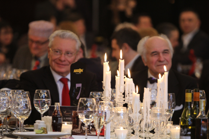 Tinute elegante si atmosfera de sarbatoare. Primele imagini de la evenimentul "Omul Anului" organizat de revista ""VIP Magazin Tinute elegante si atmosfera de sarbatoare. Primele imagini de la evenimentul "Omul Anului" organizat de revista ""VIP Magazin