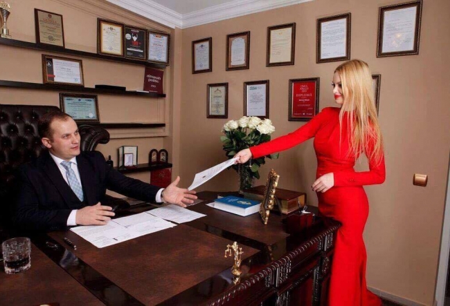 Secretara lui Valerian Minzat este o tanara frumoasa si sexy. Cum arata blonda atunci cand nu e la birou - GALERIE FOTO Secretara lui Valerian Minzat este o tanara frumoasa si sexy. Cum arata blonda atunci cand nu e la birou - GALERIE FOTO