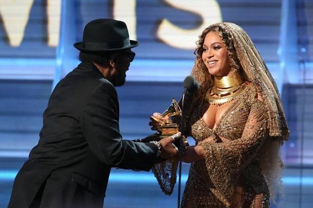 Beyonce, insarcinata cu gemeni, aproape goala pe scena de la premiile Grammy. Tinuta cu care a facut furori - FOTO Beyonce, insarcinata cu gemeni, aproape goala pe scena de la premiile Grammy. Tinuta cu care a facut furori - FOTO