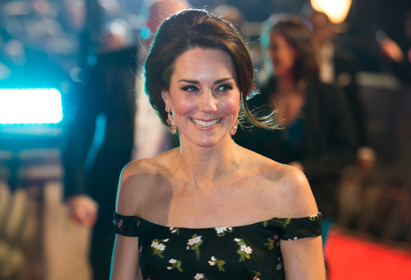 Kate Middleton a stralucit pe covorul rosu! Cum a venit imbracata la premiile BAFTA Kate Middleton a stralucit pe covorul rosu! Cum a venit imbracata la premiile BAFTA