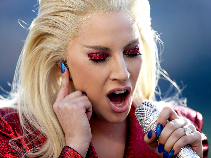 Lady Gaga, tinuta extravaganta la Grammy. In chiloti si cu decolteu... inversat - FOTO Lady Gaga, tinuta extravaganta la Grammy. In chiloti si cu decolteu... inversat - FOTO