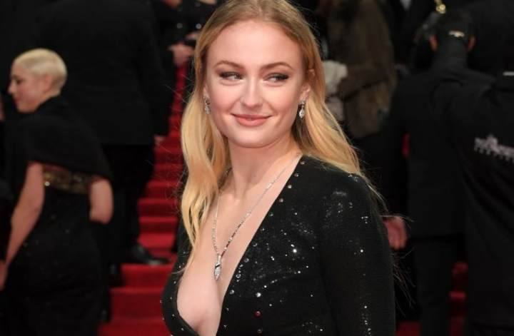 Sansa Stark, aparitie ravasitoare la Premiile BAFTA. Vedeta a sucit mintile barbatilor - FOTO Sansa Stark, aparitie ravasitoare la Premiile BAFTA. Vedeta a sucit mintile barbatilor - FOTO