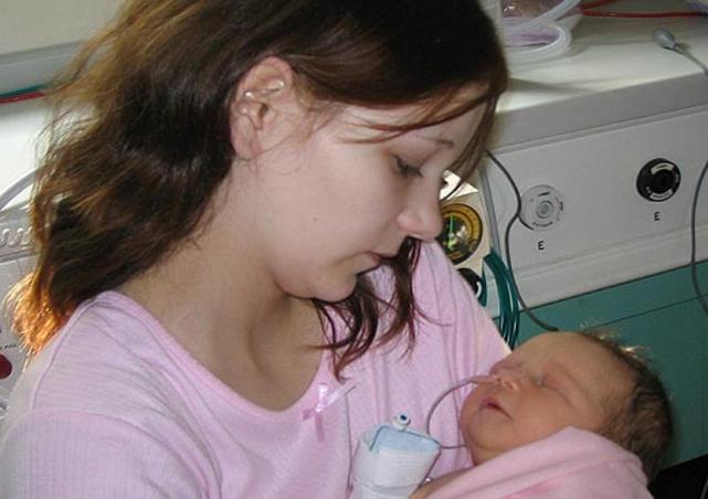 La 11 ani a devenit mamica, iar acum este insarcinata pentru a doua oara. Este un copil asteptat - FOTO