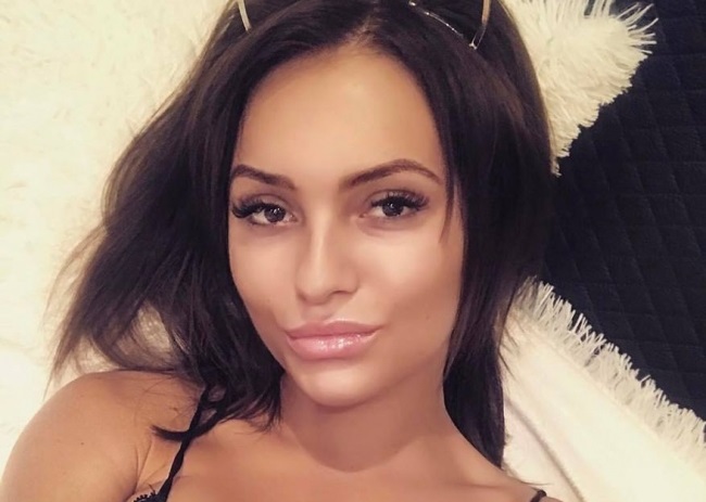Tany Vander, in bratele unui barbat. Cum au fost surprinsi cei doi - FOTO Tany Vander, in bratele unui barbat. Cum au fost surprinsi cei doi - FOTO