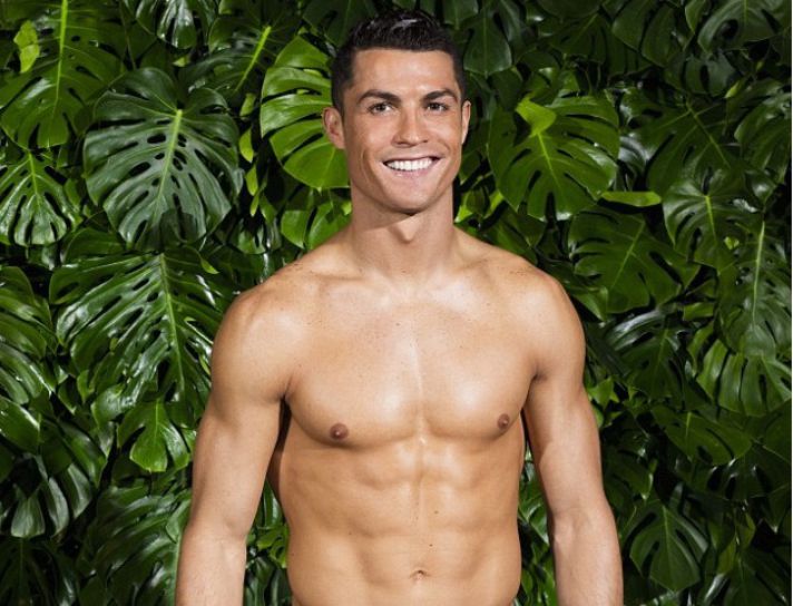 Christiano Ronaldo s-a dezbracat pentru o sedinta foto fierbinte. Fanele sunt in delir - FOTO