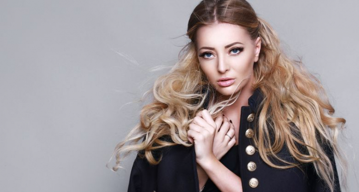 Delia isi socheaza fanii cu o aparitie de-a dreptul excentrica! Vedeta s-a tuns periuta - FOTO Delia isi socheaza fanii cu o aparitie de-a dreptul excentrica! Vedeta s-a tuns periuta - FOTO