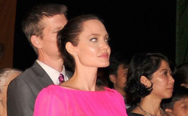 Angelina Jolie a uimit pe toata lumea la cea mai recenta aparitie. Uite ce tinuta neasteptata a purtat in Cambogia Angelina Jolie a uimit pe toata lumea la cea mai recenta aparitie. Uite ce tinuta neasteptata a purtat in Cambogia