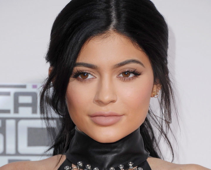 Cea mai controversata adolescenta a momentului, imagini care starnesc dispute pe internet. Cum s-a pozat Kylie Jenner Cea mai controversata adolescenta a momentului, imagini care starnesc dispute pe internet. Cum s-a pozat Kylie Jenner