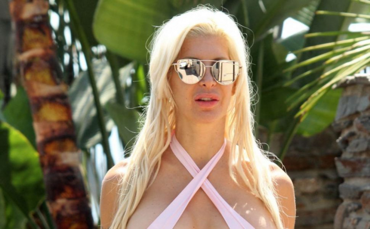 Aparitie incendiara la o piscina din Malibu. Frenchy Morgan, surprinsa pozand sexy intr-un bikini minuscul - FOTO Aparitie incendiara la o piscina din Malibu. Frenchy Morgan, surprinsa pozand sexy intr-un bikini minuscul - FOTO