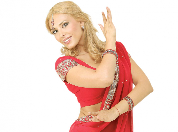 Iulia Vantur, in sari, cu abdomenul la vedere. Arata ca o adevarata indianca - FOTO Iulia Vantur, in sari, cu abdomenul la vedere. Arata ca o adevarata indianca - FOTO