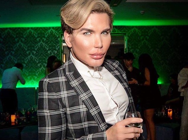 A afirmat ca nu se va mai opera niciodata. Acum, barbatul Ken vrea sa para de portelan - FOTO