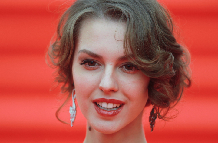 Leanka Grau, cu sanii dezgoliti in pat! Cat de sexy s-a lasat fotografiata fiica actorului Gheorghe Grau - FOTO