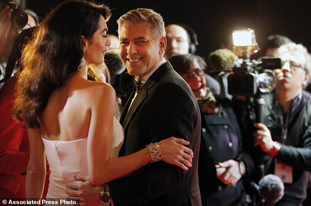 Amal Clooney si-a etalat pentru prima oara burtica de gravida. Cum a fost surprins cuplul Clooney pe covorul rosu - FOTO Amal Clooney si-a etalat pentru prima oara burtica de gravida. Cum a fost surprins cuplul Clooney pe covorul rosu - FOTO
