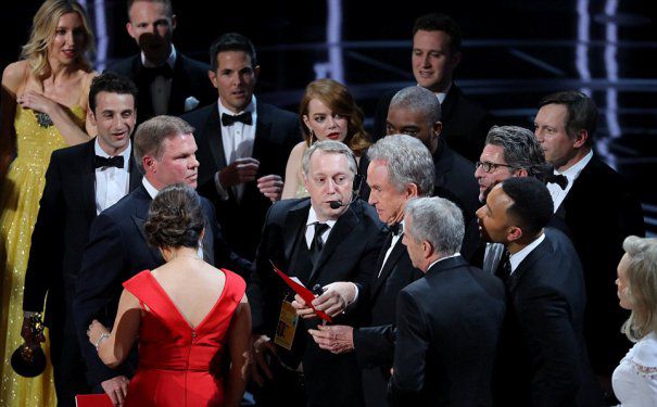 Gafa uriasa la Premiile Oscar 2017: " La La Land", anuntat in mod gresit cel mai bun film in loc de " Moonlight" - VIDEO Gafa uriasa la Premiile Oscar 2017: " La La Land", anuntat in mod gresit cel mai bun film in loc de " Moonlight" - VIDEO