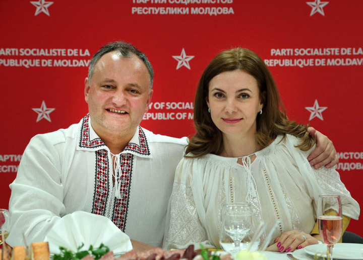 Prima Doamna, cu o esarfa de sute de euro, in vizita la o fetita cu nevoi speciale. Iata ce brand luxos a purtat la un gest de binefacere Prima Doamna, cu o esarfa de sute de euro, in vizita la o fetita cu nevoi speciale. Iata ce brand luxos a purtat la un gest de binefacere