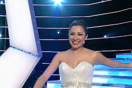 Andra, stralucitoare intr-o rochie alba, ca de printesa. Tinuta aleasa pentru "Romanii au talent"
