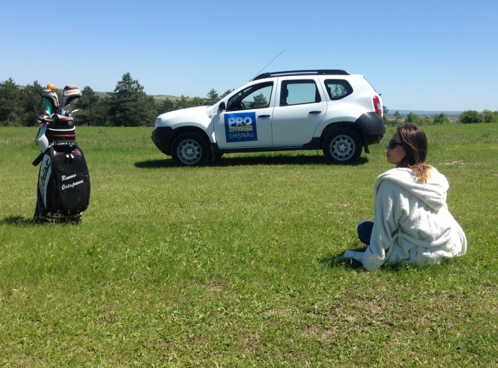 Sportul milionarilor, accesibil si in Moldova. Reporterul Anna Tulgara, la prima lectie de GOLF - VIDEO