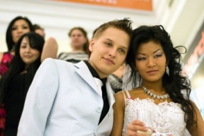 Fotografia pe care autoritatile din Kazakhstan o interzic. Ce ascund mirele si mireasa - FOTO Fotografia pe care autoritatile din Kazakhstan o interzic. Ce ascund mirele si mireasa - FOTO