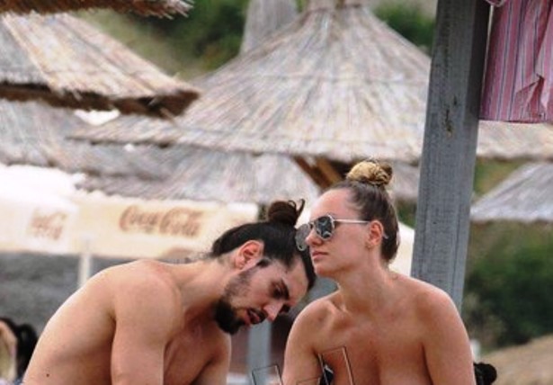Alexandra Stan, fara sutien la plaja. Iata cum a fost surprinsa de paparazzi, cand nu se astepta - FOTO