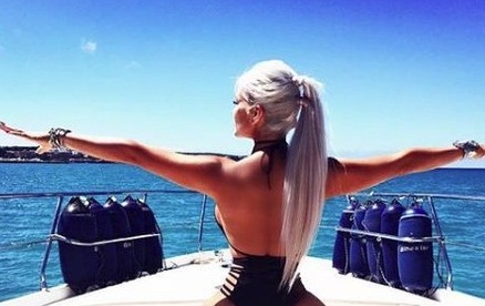 Tanara pare facuta din plastic! Iata cum arata modelul care si-a scos 4 coaste pentru o silueta perfecta - FOTO