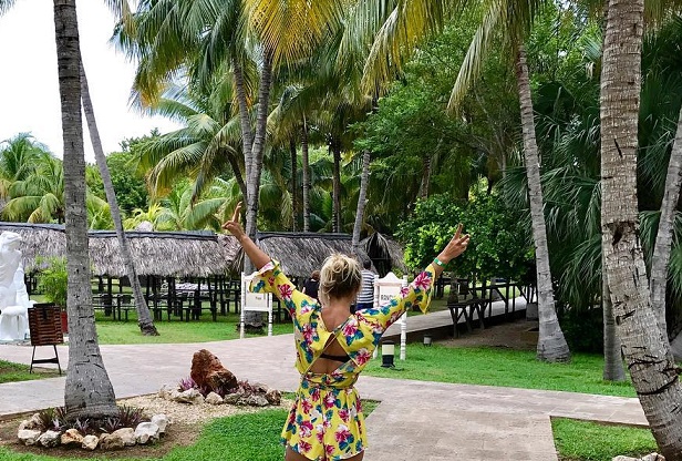 Extrem de sexy, pe o plaja din Cuba! Vezi ce vedeta pozeaza provocator - FOTO