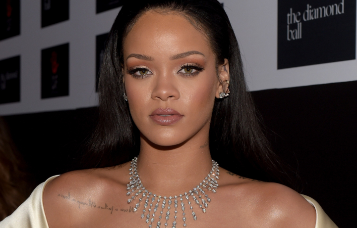 Rihanna a renuntat la haine in favoarea unui costum minuscul! Iata cum s-a dat in spectacol la un eveniment - FOTO Rihanna a renuntat la haine in favoarea unui costum minuscul! Iata cum s-a dat in spectacol la un eveniment - FOTO