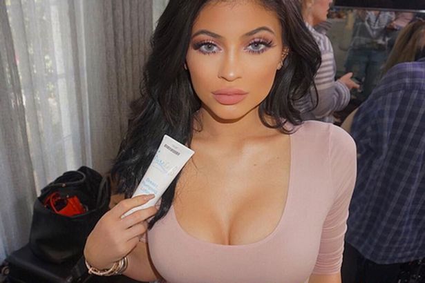 Desi nu isi doreste sa fie in centrul atentiei, dar a facut publice imagini incendiare! Kylie Jenner a pozat mai sexy ca niciodata - FOTO Desi nu isi doreste sa fie in centrul atentiei, dar a facut publice imagini incendiare! Kylie Jenner a pozat mai sexy ca niciodata - FOTO