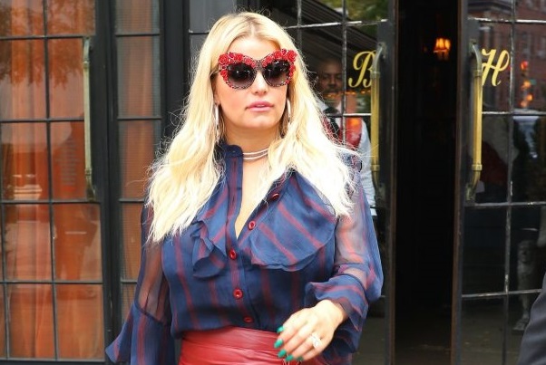Jessica Simpson: dezastru de proportii! Vedeta a fost dur criticata pentru ca a aparut imbracasa asa - FOTO Jessica Simpson: dezastru de proportii! Vedeta a fost dur criticata pentru ca a aparut imbracasa asa - FOTO