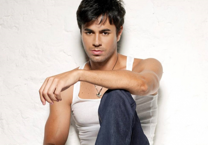 Stiai ca Enrique Iglesias are surori gemene? Iata cat de sexy sunt acestea - FOTO